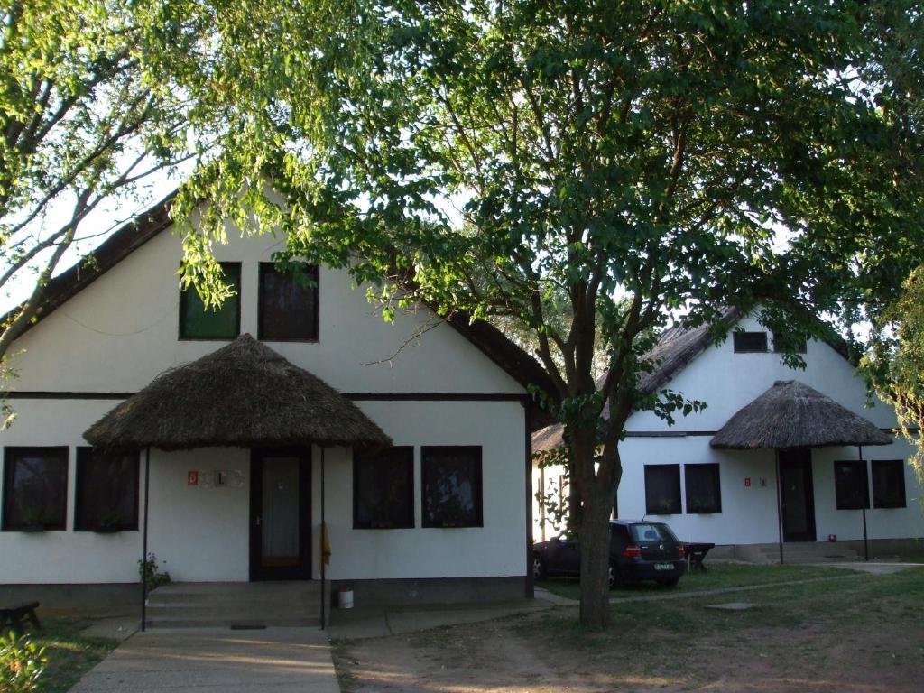 Patkos Motel Tiszafured Bagian luar foto