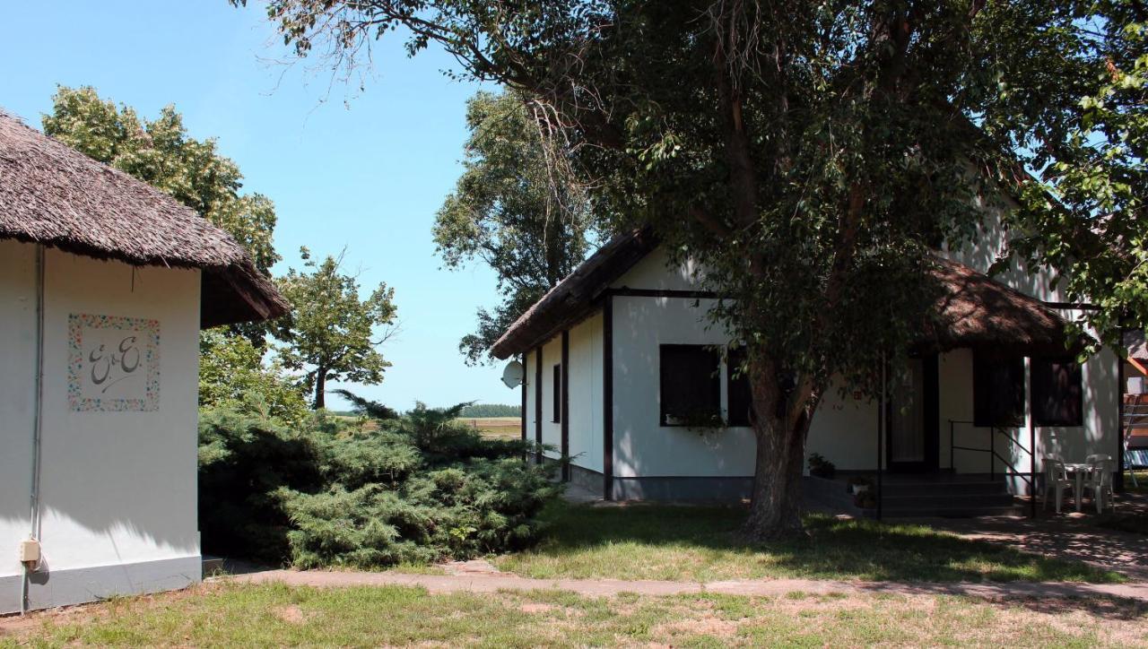 Patkos Motel Tiszafured Bagian luar foto