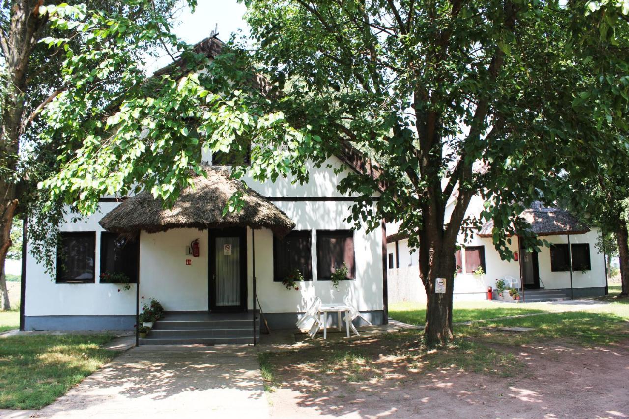 Patkos Motel Tiszafured Bagian luar foto