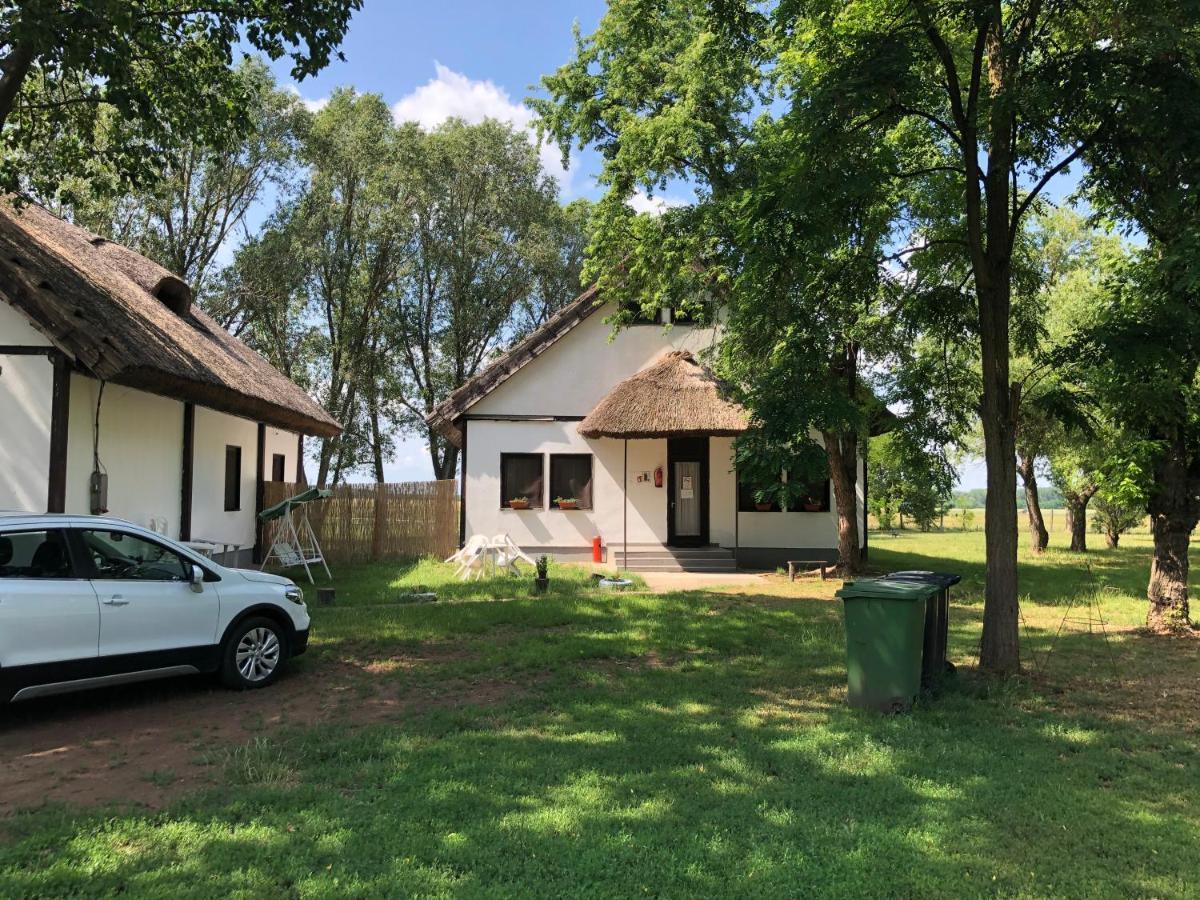 Patkos Motel Tiszafured Bagian luar foto